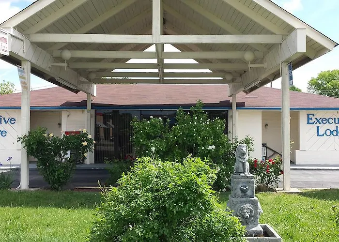 Motel: Executive Lodge